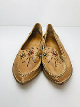 Load image into Gallery viewer, Mirage Vero Cuoio Women's Floral Embellished Slip On Shoes | EU38.5 UK5.5 | Brown