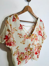 Load image into Gallery viewer, Flynn Skye Women's Floral Crop Blouse | M UK10-12 | Beige