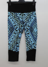 Load image into Gallery viewer, SATVA Ladies Blue &amp; Black Geometric 3/4 Yoga Exercise Pants Leggings Size XS
