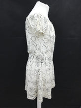 Load image into Gallery viewer, ALICE  OLIVIA Ladies Cream Silk Cap Sleeve Embroidered Swirl Dress Size 6 UK10
