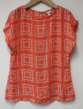 Load image into Gallery viewer, BANANA REPUBLIC Ladies Red &amp; White Sleeveless Boat Neck Square Print Top M
