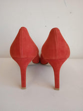 Load image into Gallery viewer, PRETTY SMALL SHOES Ladies Red Suede Pointed Toe Pump Shoes Size EU35 UK2
