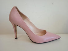 Load image into Gallery viewer, PRETTY SMALL SHOES Ladies Pink Leather Pointed Toe Pump Shoes Size EU34 UK2
