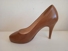 Load image into Gallery viewer, PRETTY SMALL SHOES Ladies Brown Leather Le Fou Round Toe Pump Shoes EU34.5 UK2.5
