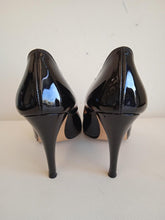 Load image into Gallery viewer, PRETTY SMALL SHOES Ladies Black Patent Leather Le Fou Pump Shoes EU34.5 UK2.5
