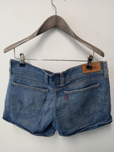 Load image into Gallery viewer, LEVIS Ladies Blue Cotton Zip Fly 5-Pocket Jeans Shorts Size W32L5
