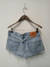 Load image into Gallery viewer, LEVIS Ladies Blue Cotton Denim 5-Pocket Button Fly Jean Shorts W28L2
