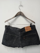 Load image into Gallery viewer, LEVIS Ladies Grey Cotton Denim 5-Pocket Jeans Shorts Size W32L12
