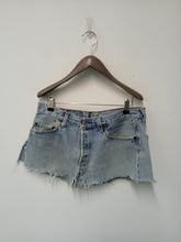 Load image into Gallery viewer, LEVIS Ladies Blue Cotton Denim 5-Pocket Jeans Shorts Size W34L12
