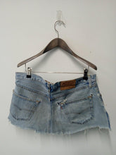 Load image into Gallery viewer, LEVIS Ladies Blue Cotton Denim 5-Pocket Jeans Shorts Size W34L12
