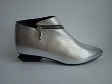 Load image into Gallery viewer, JADY ROSE Ladies Silver Zip-Up Wedge Heel Pointed Toe Ankle Boots Size US7 UK6
