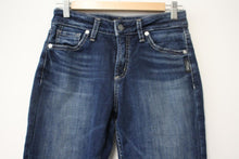 Load image into Gallery viewer, SILVER JEANS CO. Ladies Dark Blue Cotton Blend Avery Skinny Crop Jeans W27 L25
