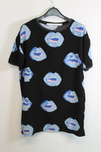 Load image into Gallery viewer, PIPPA LYNN Ladies Black Lips Print Short Sleeve Mini T-Shirt Dress Size M
