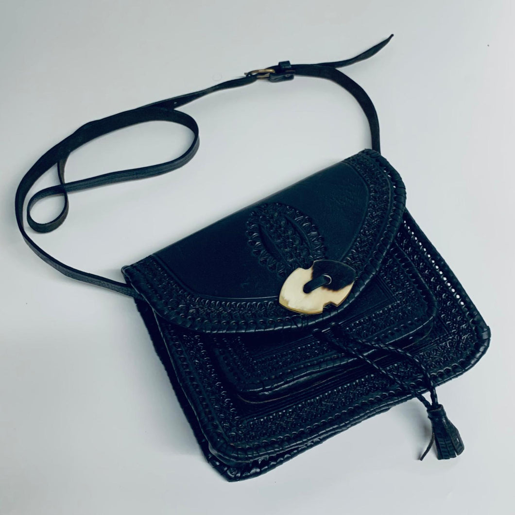 Black Ladies Classic Messenger Bag Shoulder Vintage Handbag Size Medium