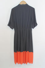 Load image into Gallery viewer, WAREHOUSE Ladies Black &amp; Orange Short Sleeve V-Neck Pleated Midi Dress EU40 UK12
