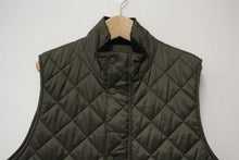Load image into Gallery viewer, BARBOUR Men&#39;s Olive Green Quilted Kensington Full Zip Gilet Jacket Size L
