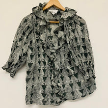 Load image into Gallery viewer, LEON &amp; HARPER Black Grey Ladies 3/4 Sleeve Ruffle Collar Top Pattern Blouse UK M
