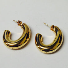 Load image into Gallery viewer, LOREN STEWART Pompa Yellow Gold Vermeil Hoop Oval Shape Hoop Earring NEW RRP 100

