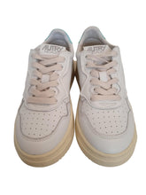 Load image into Gallery viewer, AUTRY KIDS Kulk LL17 Medalist Sneakers Leather White/Turquoise 34 UK2 NEW RRP150

